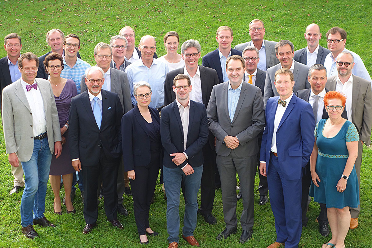 23 Gründungsmitglieder des Vereins digitalHUB Aachen im Park des GRÜN Headquarters