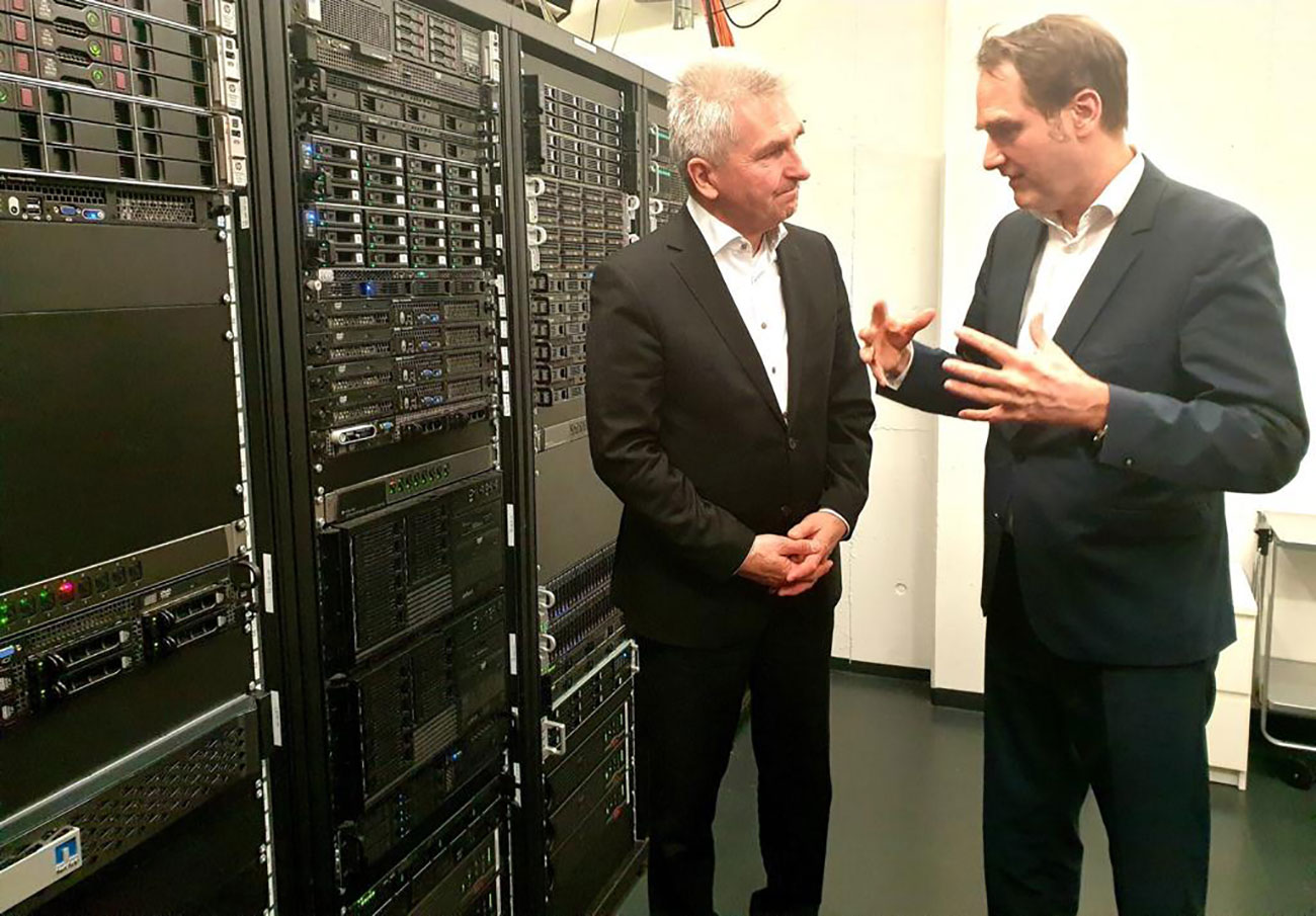 NRW-Minister Pinkwart (links) im Rechenzentrum der GRÜN Software AG mit Dr. Oliver Grün.