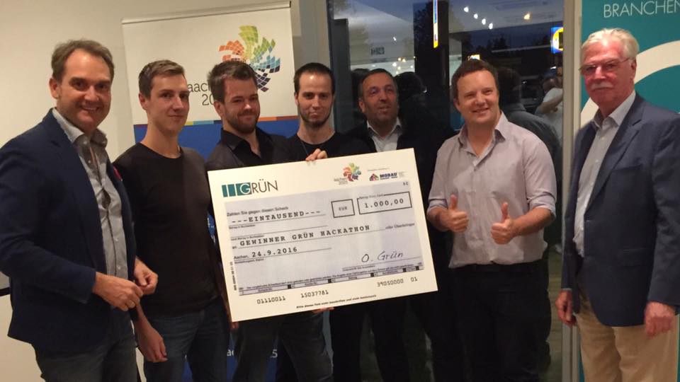 Das Sieger-Team des ersten GRÜN Hackathons und die beiden Juroren Oliver Grün (links) und Dieter Philipp (rechts).